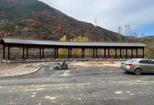 山西客戶景區(qū)定做的防腐木古建小青瓦長(zhǎng)廊